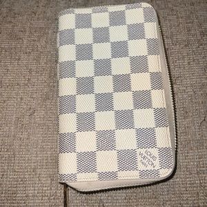 🎉Louis Vuitton Damier Azur zip around wallet- used EXCELLENT CONDITION 🎉